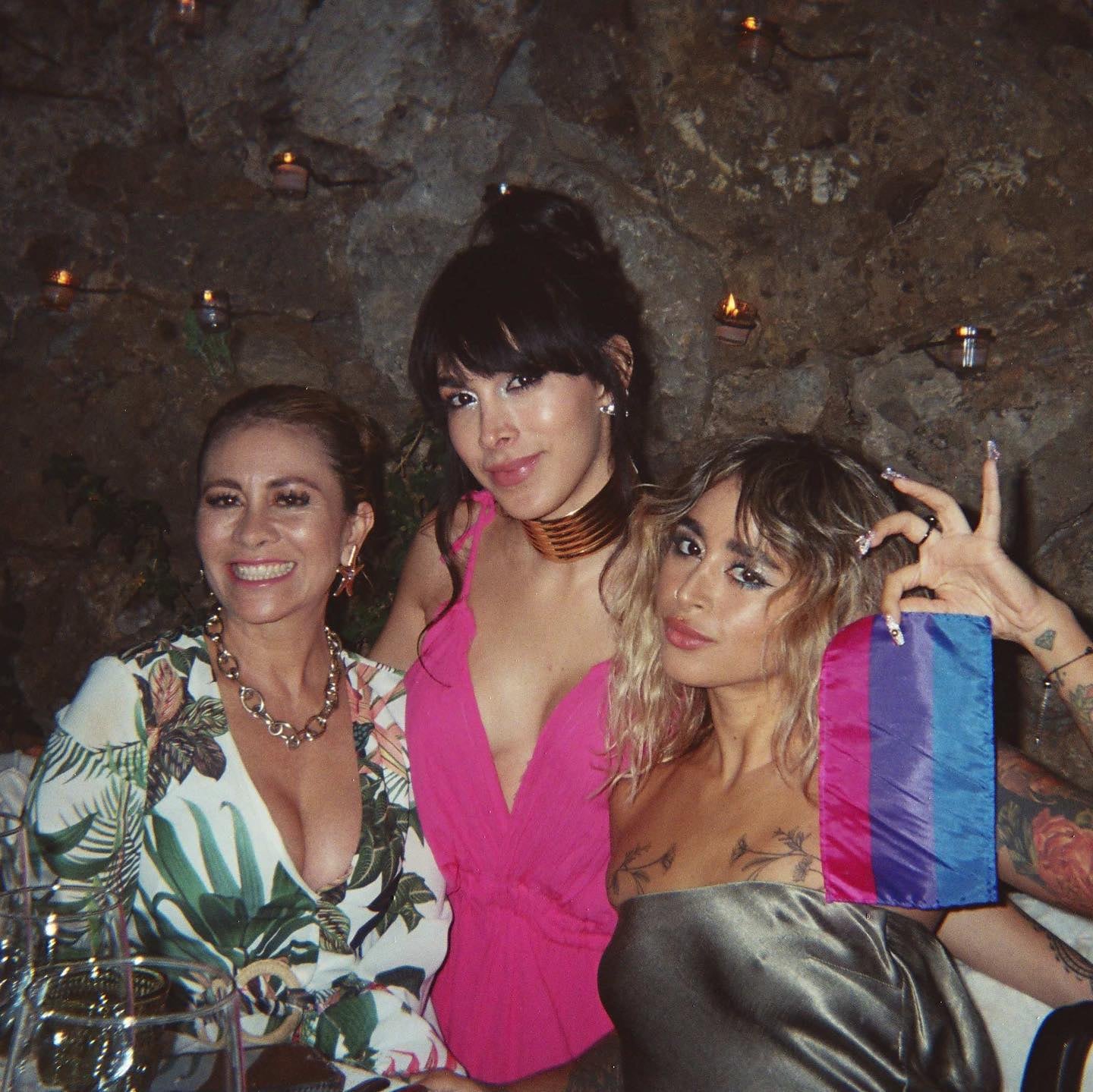 Victoria Volkova con su mamá Betty y su hermana Lenguas de Gato.