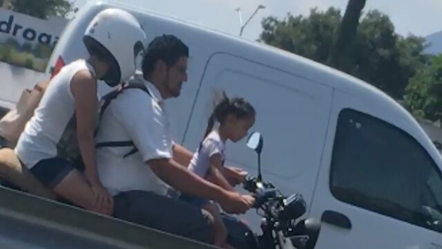 Niña manejando motocicleta en Monterrey