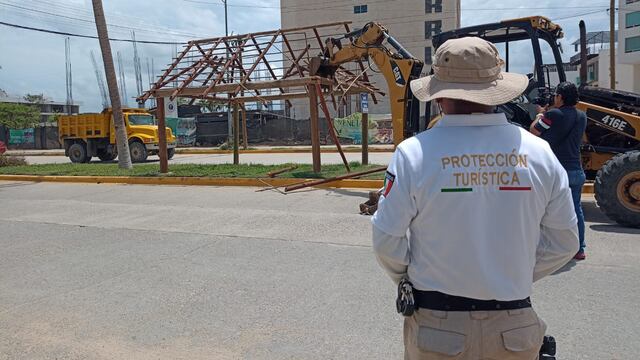 Abelina López libera camellón de Costera Las Palmas