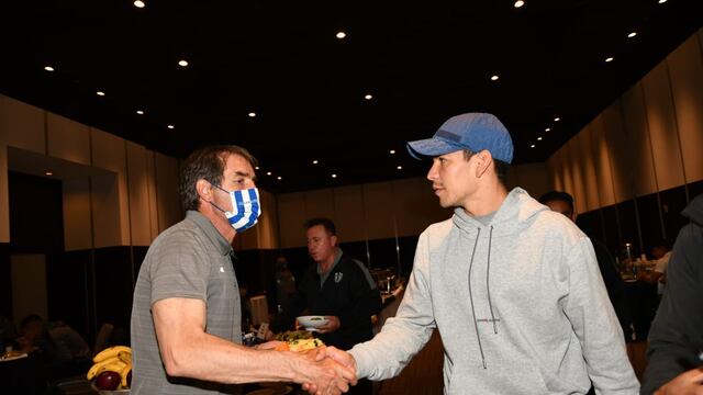 Guillermo Almada, DT de Pachuca, y Chucky Lozano