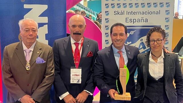 Mauricio Vila recibe un premio por turismo sustentable en Yucatán