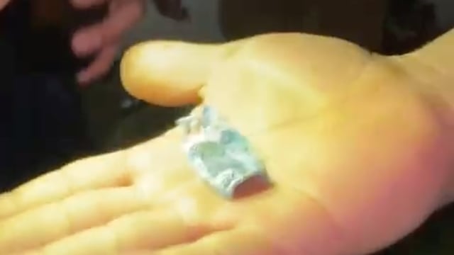 Reducen con fuego un billete de 20