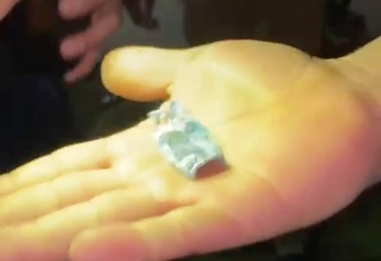 Reducen con fuego un billete de 20