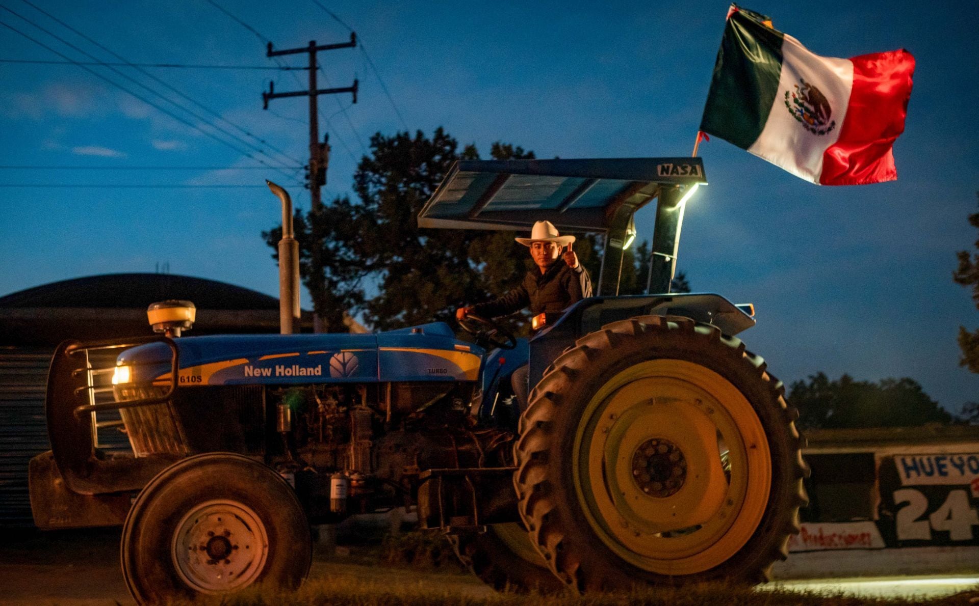 Caravana de tractores con agricultores contra la Ley de Aguas.