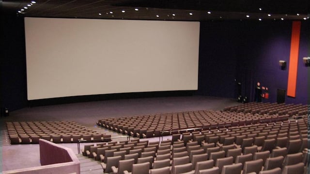 El mejor asiento en una sala de cine está un poco más atrás de la mitad de la sala, en las filas situadas unos dos tercios hacia atrás y hacia el centro de la fila.