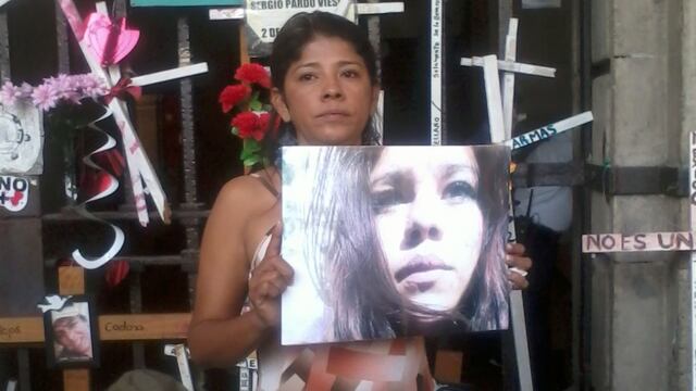 Ana Luisa Garduño con una foto de su hija Ana Karen