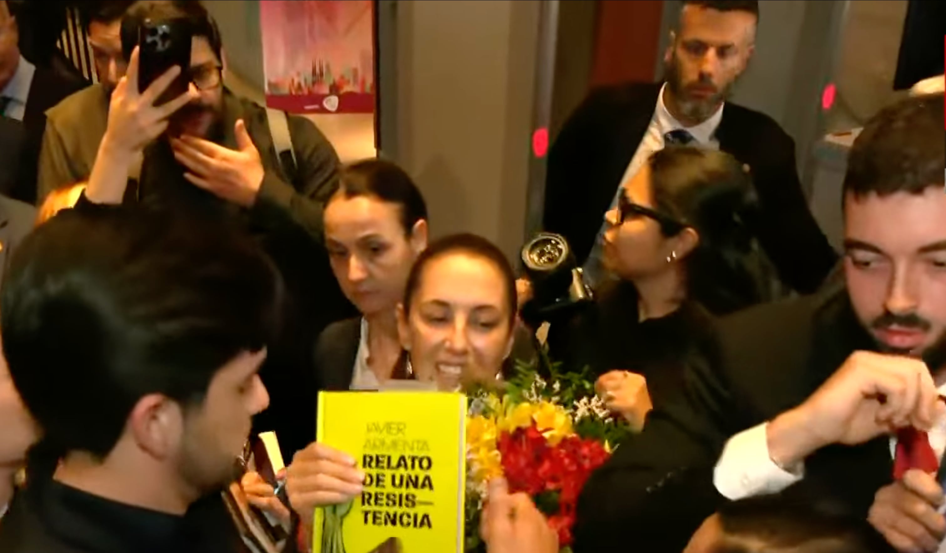 Claudia Sheinbaum llega a Barcelona y simpatizantes la reciben en su hotel