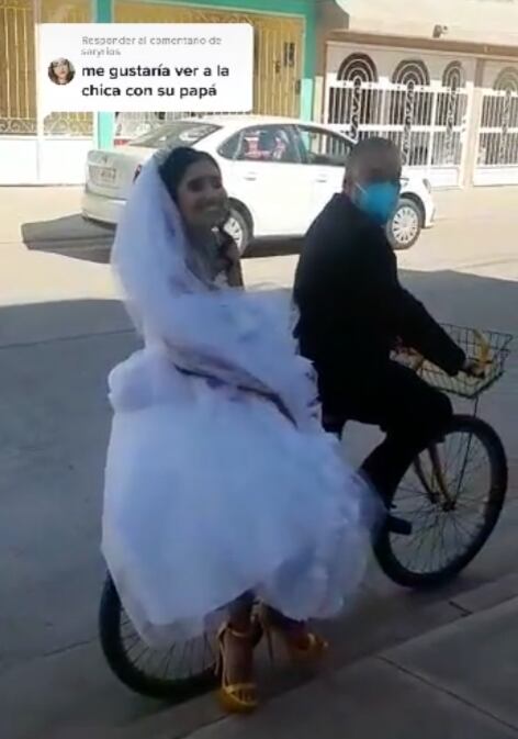 Papá lleva a su hija en bicicleta el día de su boda