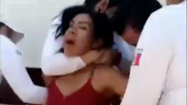 Mujer sometida por policías de Puerto Vallarta
