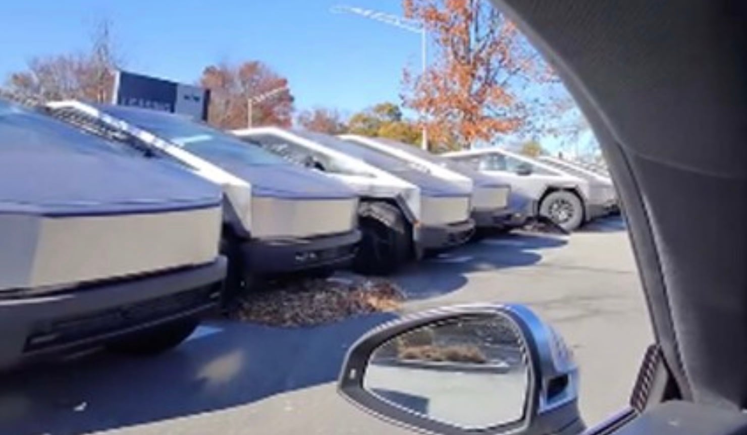 Cybertrucks abandonadas en estacionamiento de Estados Unidos