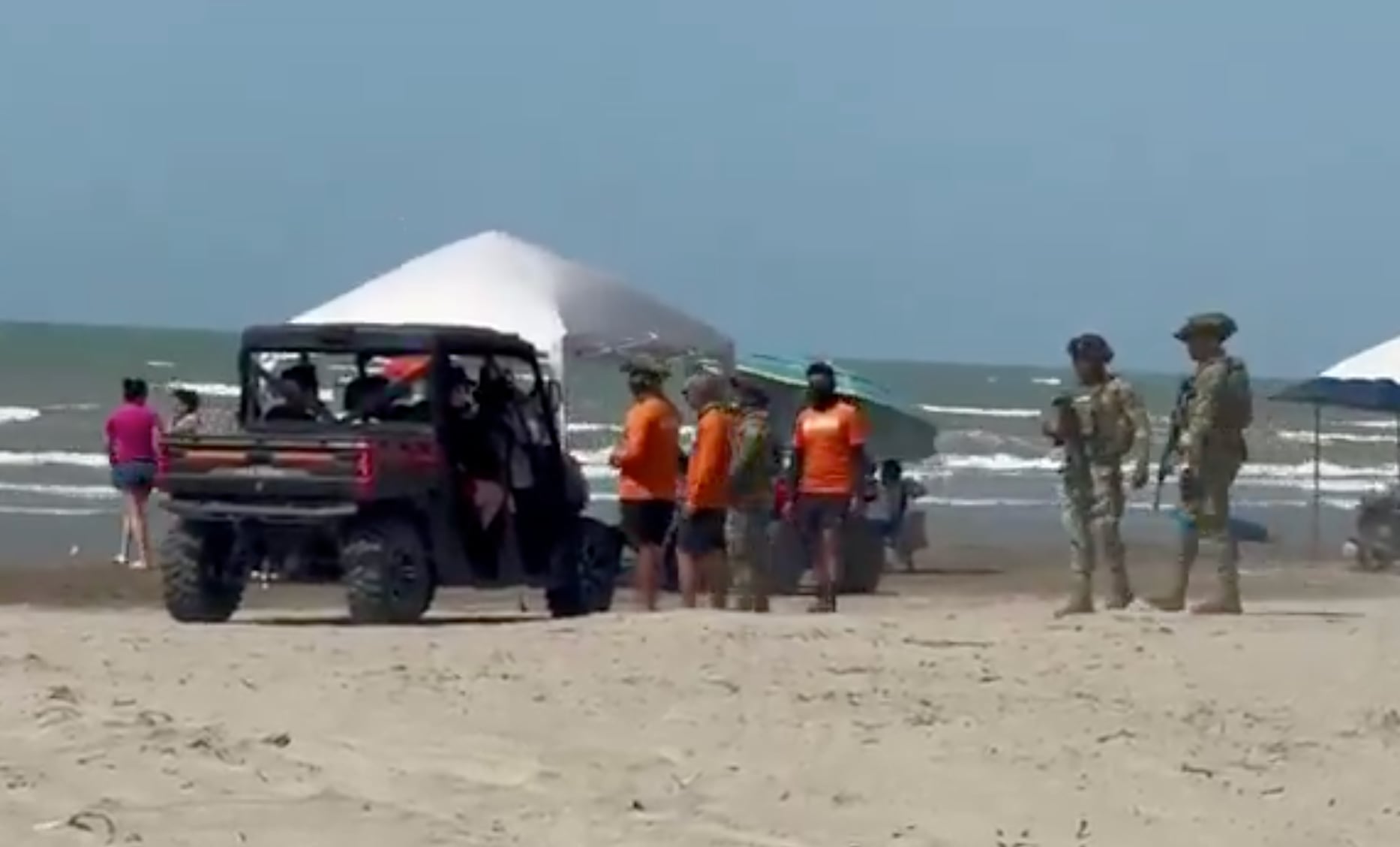 Turistas violan prohibición con cuatrimotos y razers en playas de Miramar