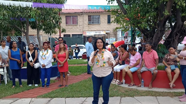 Abelina López inaugura la plaza Real Hacienda