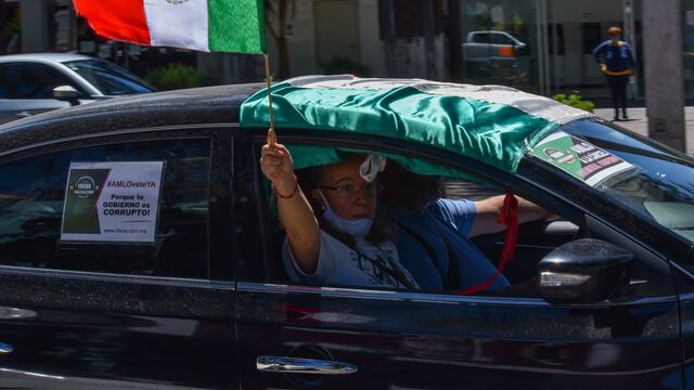 Automovilista se manifiesta contra AMLO.