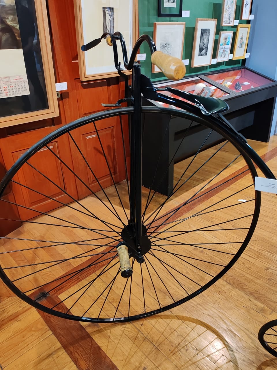 Bicicleta en la exposición de Rodrigo Ímaz