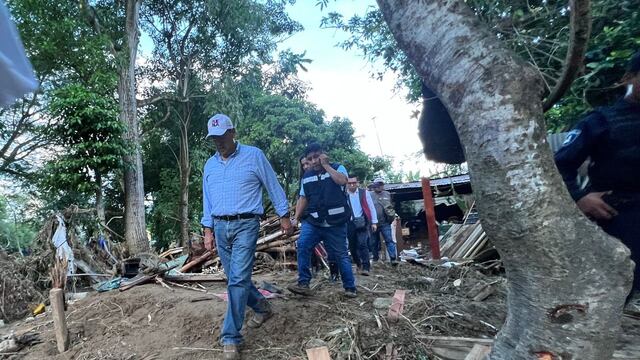 Sergio Salomón visitó el municipio Venustiano Carranza para verificar daños causados por el huracán Otis