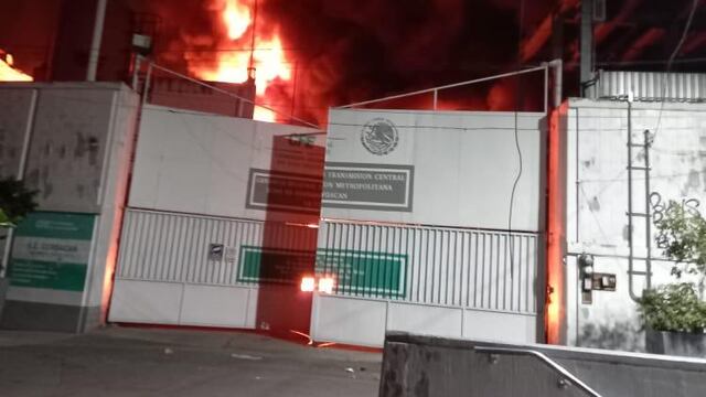 Incendio fuera de Metro Coyoacán