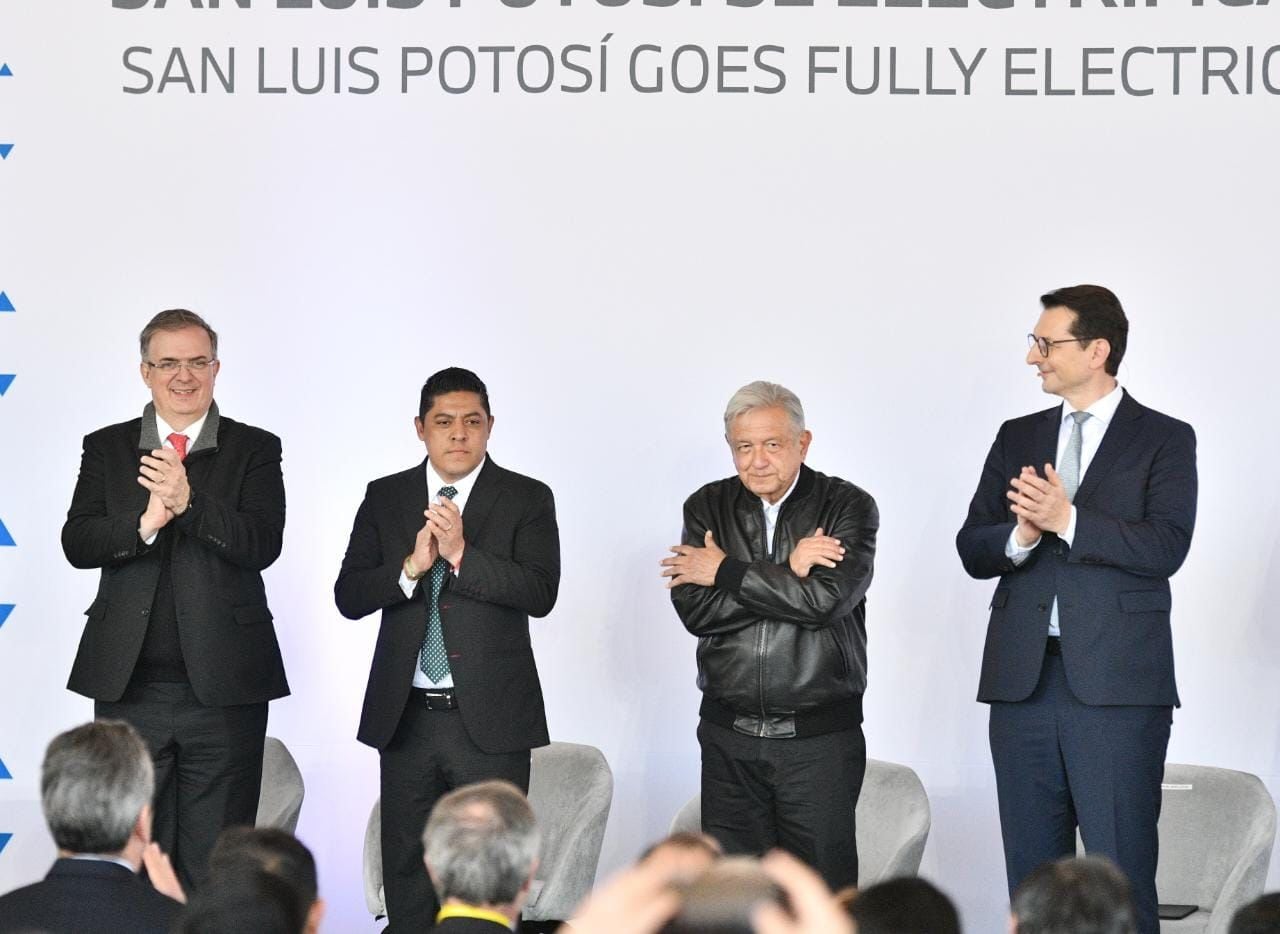 Ricardo Gallardo y AMLO formalizan inversión de BMW en San Luis Potosí.