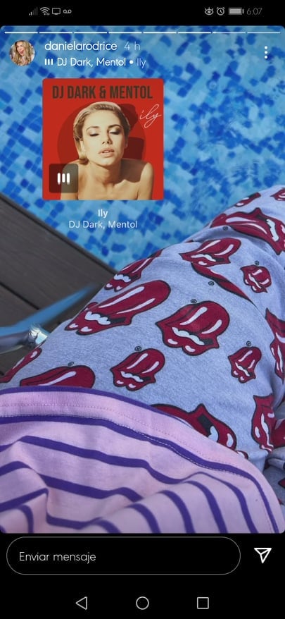 Daniela Rodrice enseña su pijama.