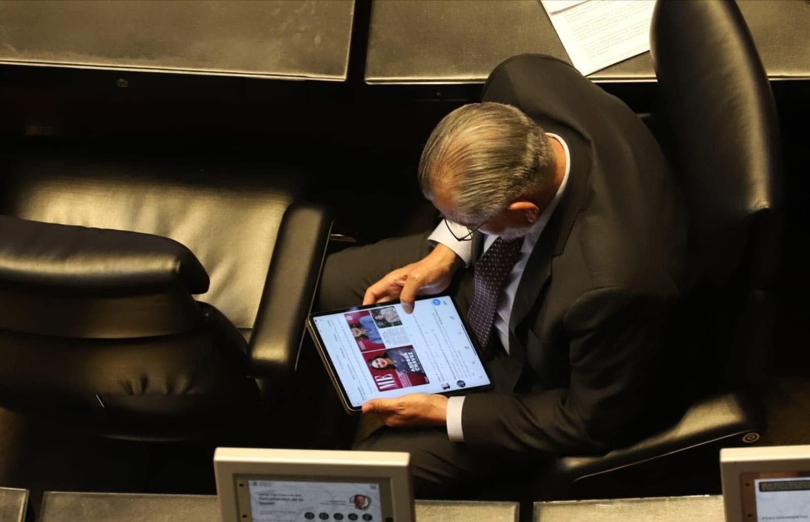 Senador Adán Augusto López protagoniza triste y melancólica foto.
