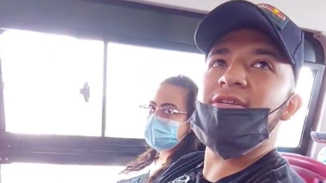 Joven sube al vagón de mujeres en el Metrobús