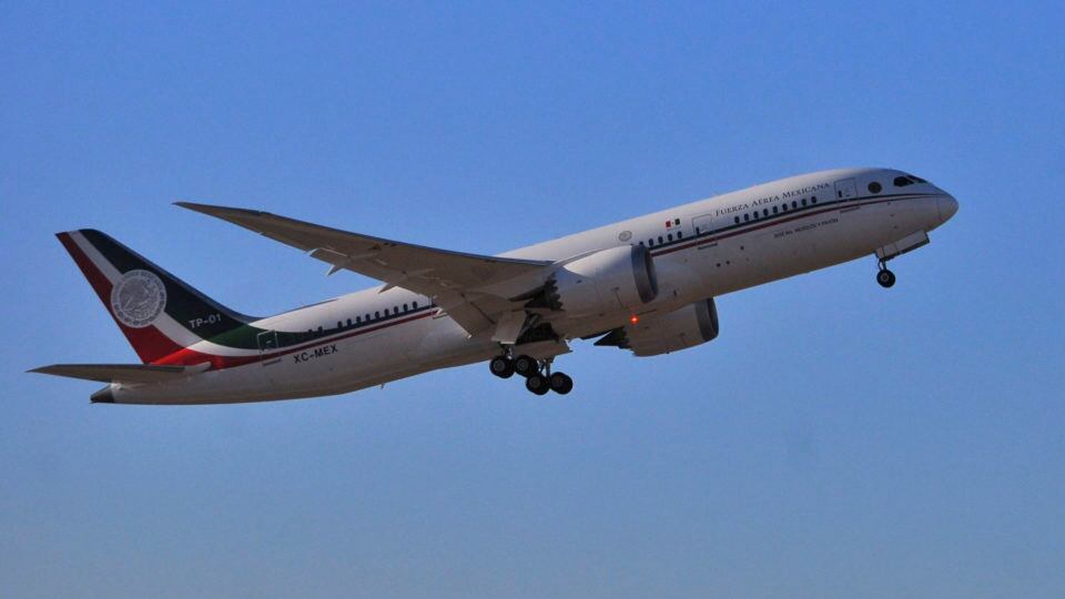 Avión Presidencial despegó del AICM con rumbo a California