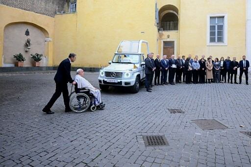 Entregan papamóvil eléctrico a Papa Francisco
