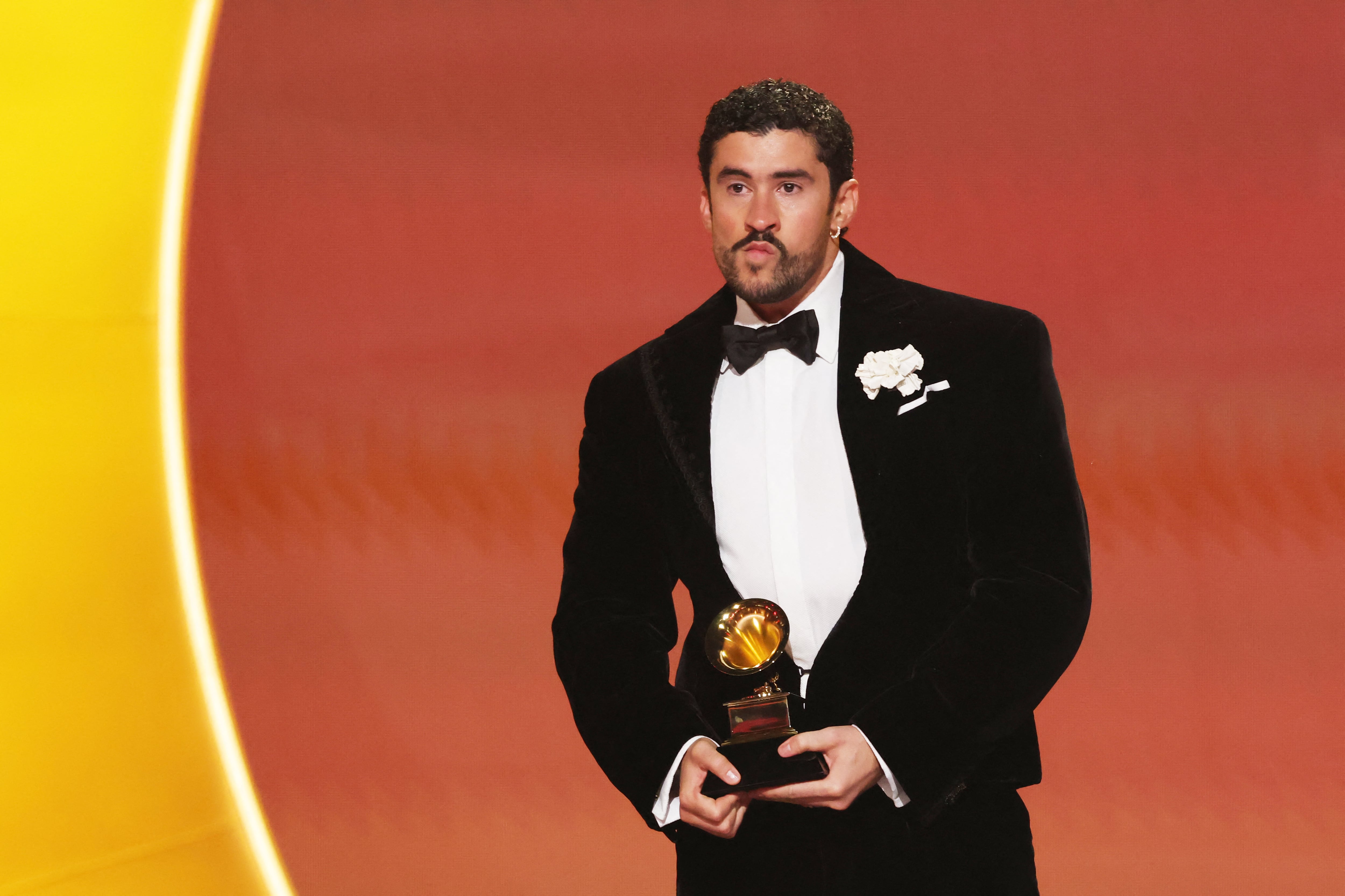 Bad Bunny hace historia: “DeBÍ TiRAR MáS FOToS” gana el Grammy al Álbum del Año