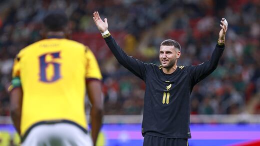 ¿Se va del AC Milan? Representante de Santiago Giménez aclara los rumores sobre su futuro