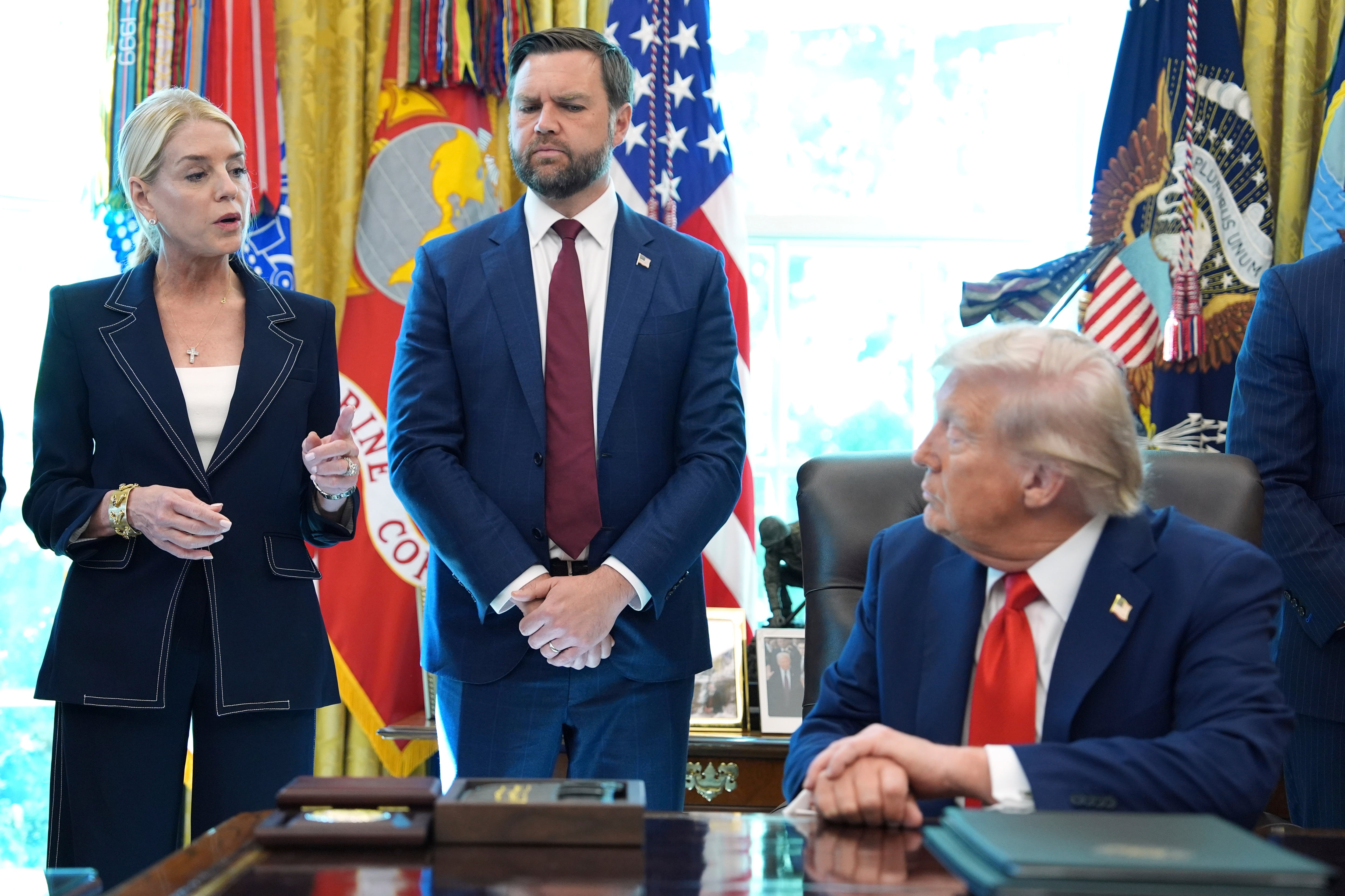 Pam Bondi presume ante Donald Trump la caída del Mayo Zambada y su serie en Netflix