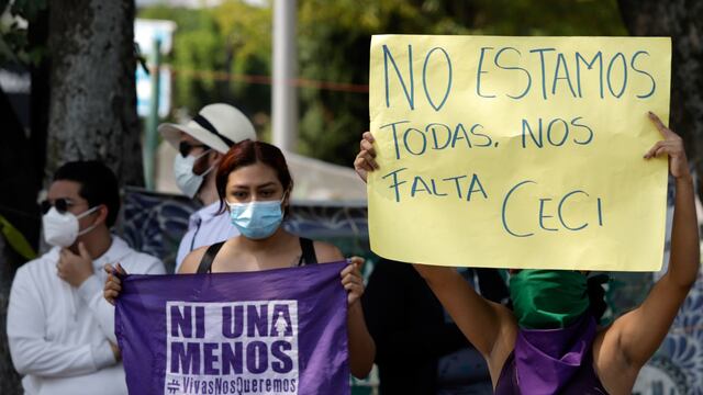 PUEBLA, PUEBLA, 22MAYO2022.-  Grupos feministas se reúnen afuera de la Fiscalía del Estado para exigir justicia por el homicidio de la activista Cecilia Monzón, asesinada el día de ayer por impactos de arma de fuego mientras conducía en el Periférico Ecológico. 
FOTO: MIREYA NOVO/CUARTOSCURO.COM