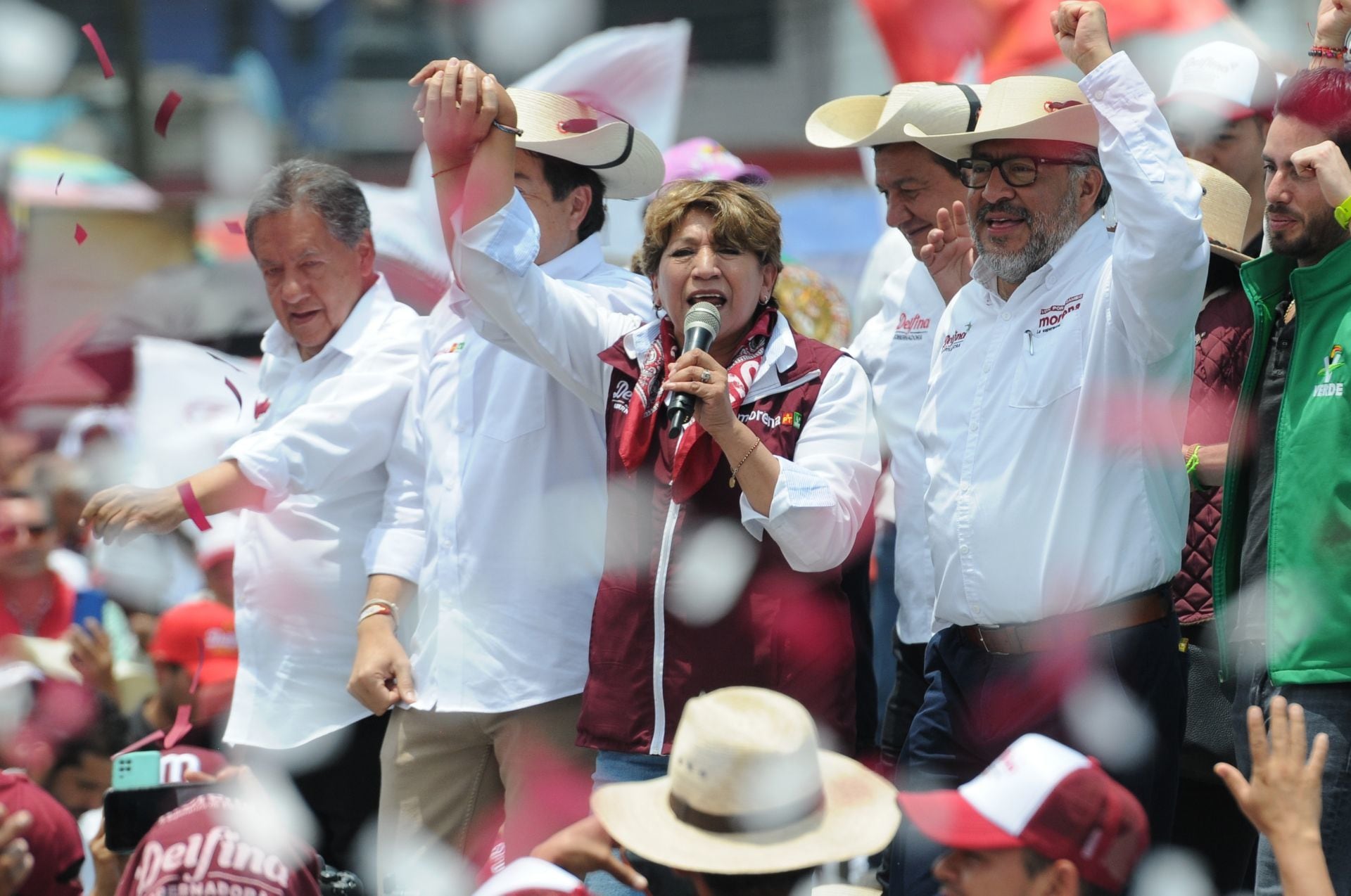 Acompañada de Mario Delgado, Higinio Martínez y Horacio Duarte, la candidata de Morena a la gobernatura del Estado de México, Delfina Gómez, cierra campaña este domingo en los municipios de Toluca y Valle de Chalco.