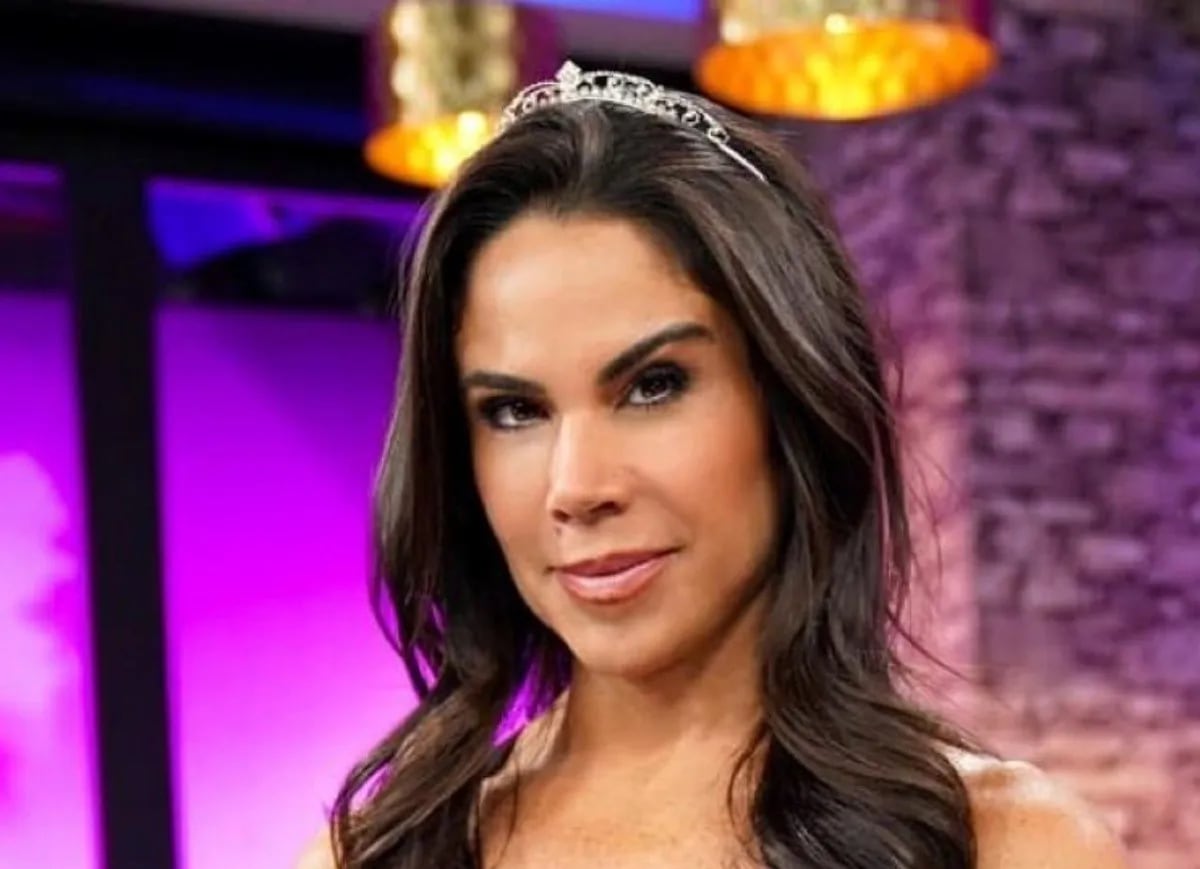 Paola Rojas luce vestido de Quinceañera por las calles del Centro Histórico