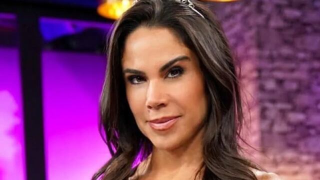 Paola Rojas luce vestido de Quinceañera por las calles del Centro Histórico