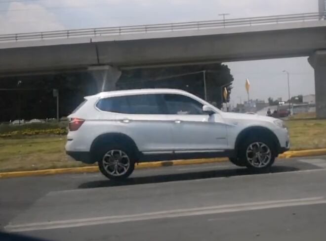 Camioneta pasa por tope "invisible" de Toluca