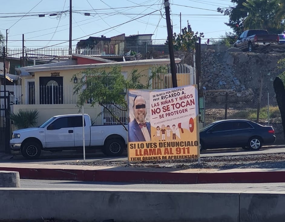 Lonas colocadas por las familias de las víctimas