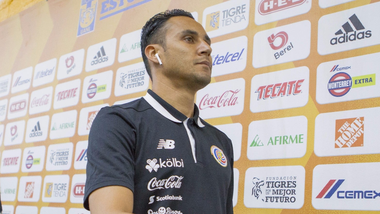 Keylor Navas en los pasillos del Estadio Universitario.