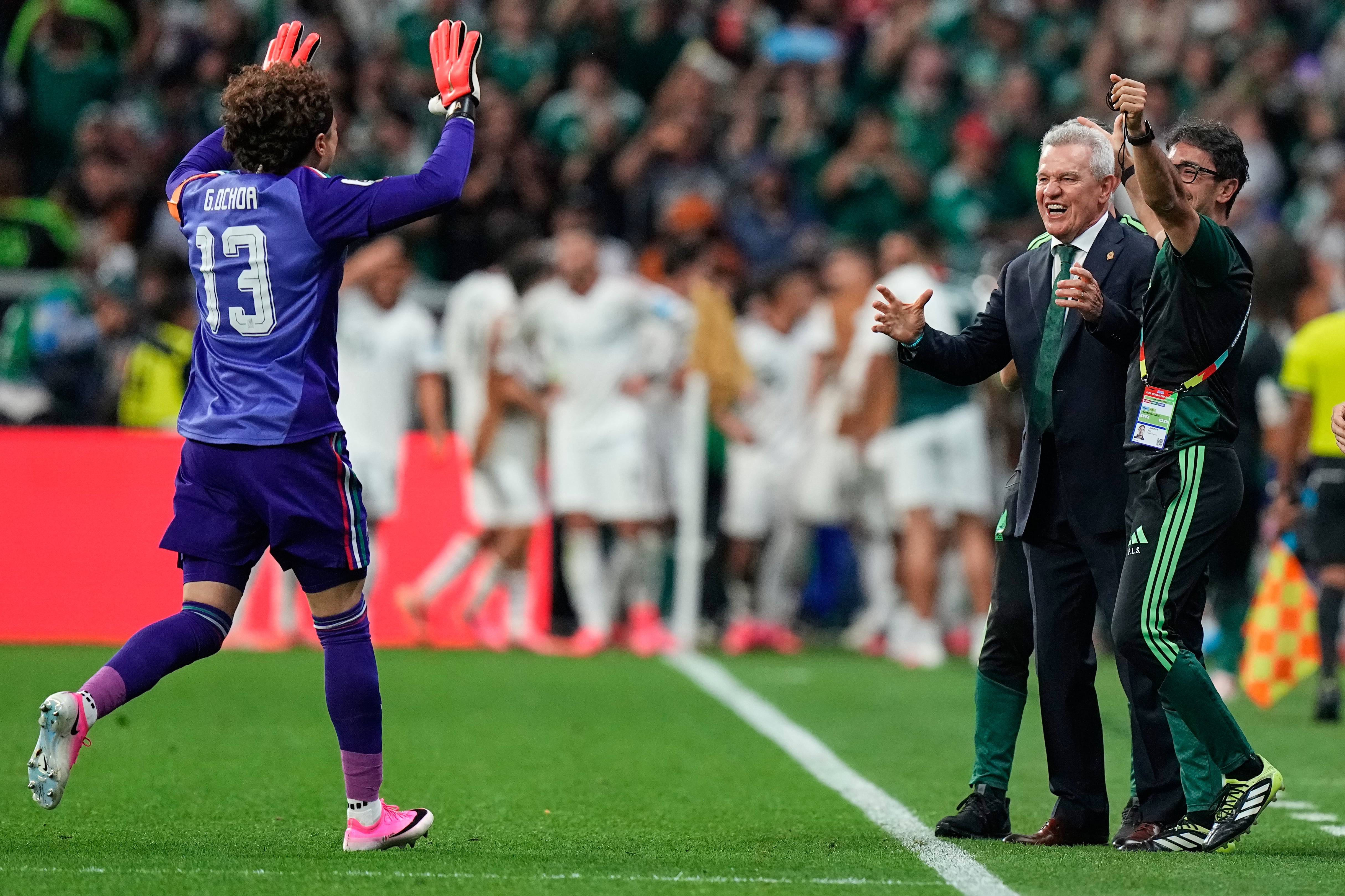 Memo Ochoa celebra con Javier Aguirre en el Mundial 2026