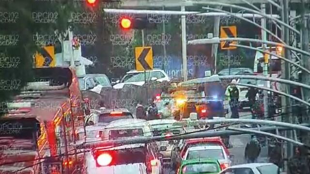 Caos vial por volcadura en Tlalpan Centro