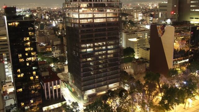 Joven se avienta del piso 23 de edificio de Paseo de la Reforma