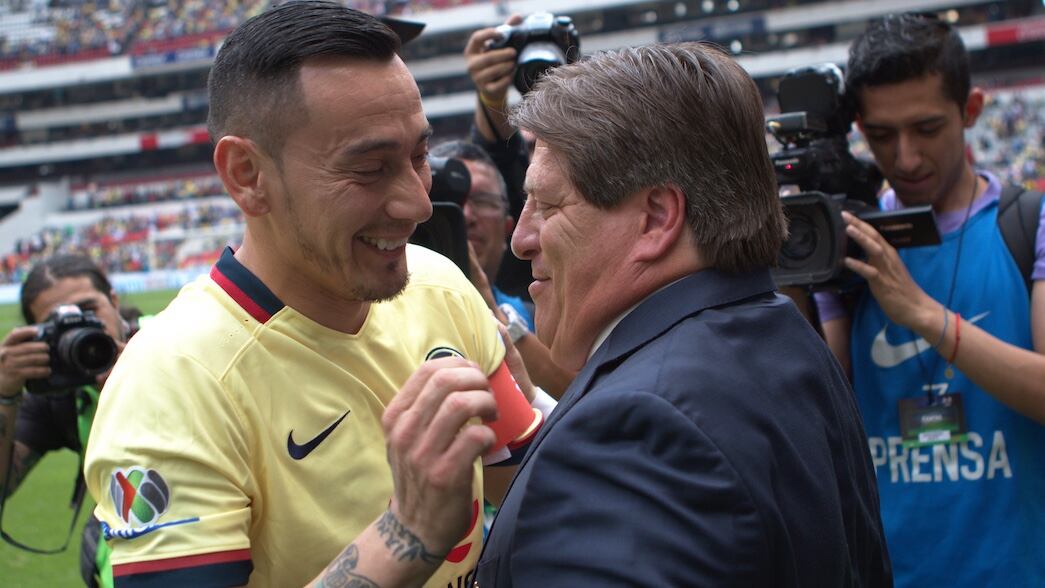 Sambueza saluda a Herrera cuando todavía vestía la camiseta azulcrema.