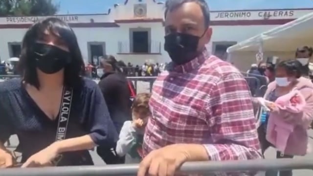 Ana Elizabeth García Vilchis y René Sánchez se cuelan en la fila de votaciones