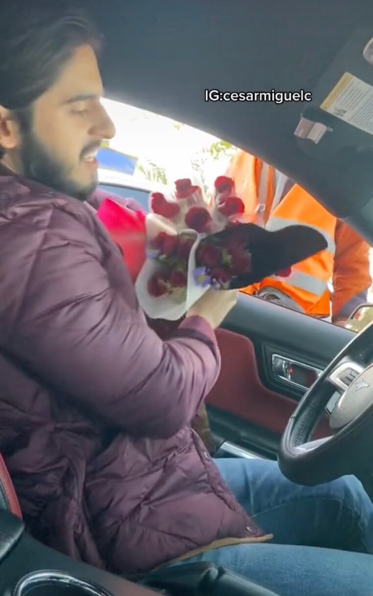 Adulto mayor vende todas sus rosas