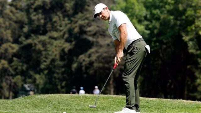 Rory McIlroy apunto de ejecutar ub golpe.