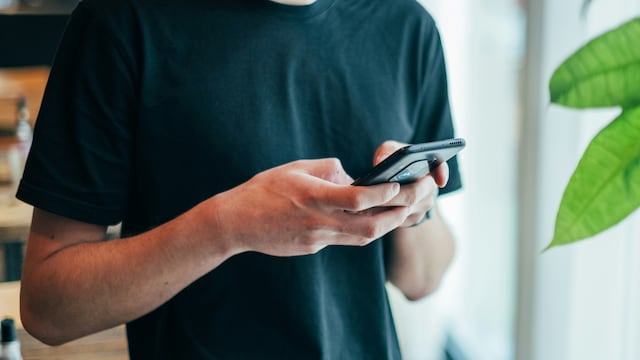 Papá usando smartphone