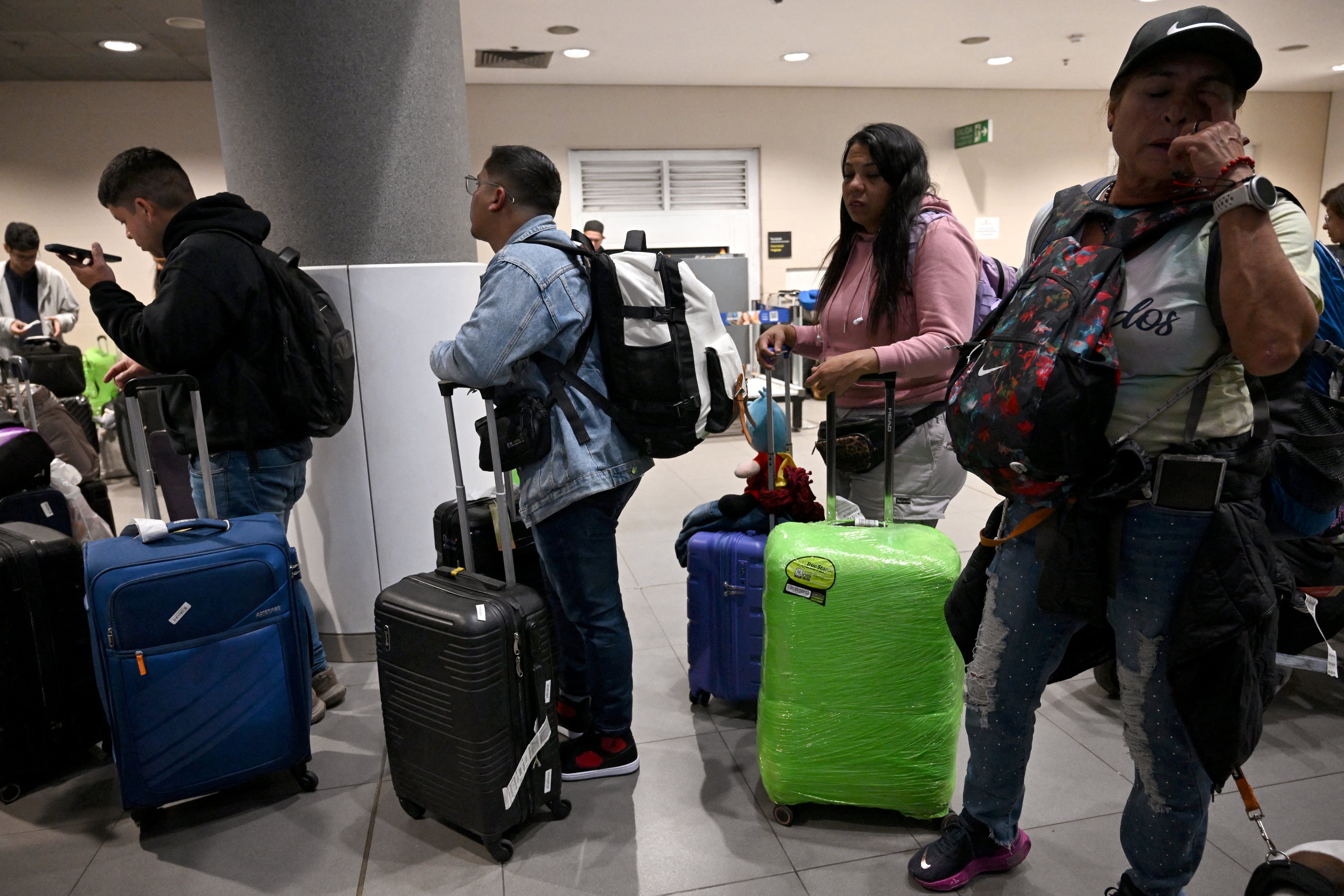 Primer vuelo con migrantes autodeportados salió rumbo a Honduras y Colombia