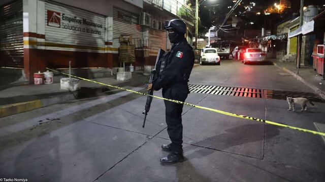 Policía resguarda escena del crimen en Acapulco, Guerrero.