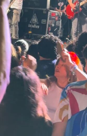 Señora usa el poder de la chancla para protegerse del slam en pleno concierto