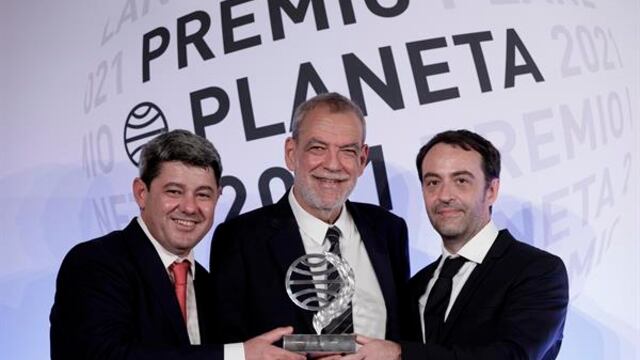 Autores reciben 'Premio Planeta' bajo pseudónimo de Carmen Mola.