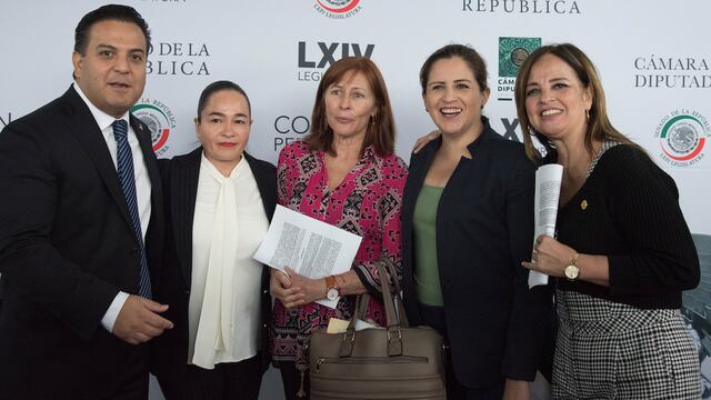 Los legisladores posan con el punto de acuerdo contra el Congreso de Baja California.