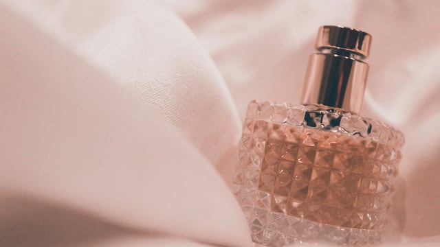 ¿Es dañino usar perfume en el cuello?